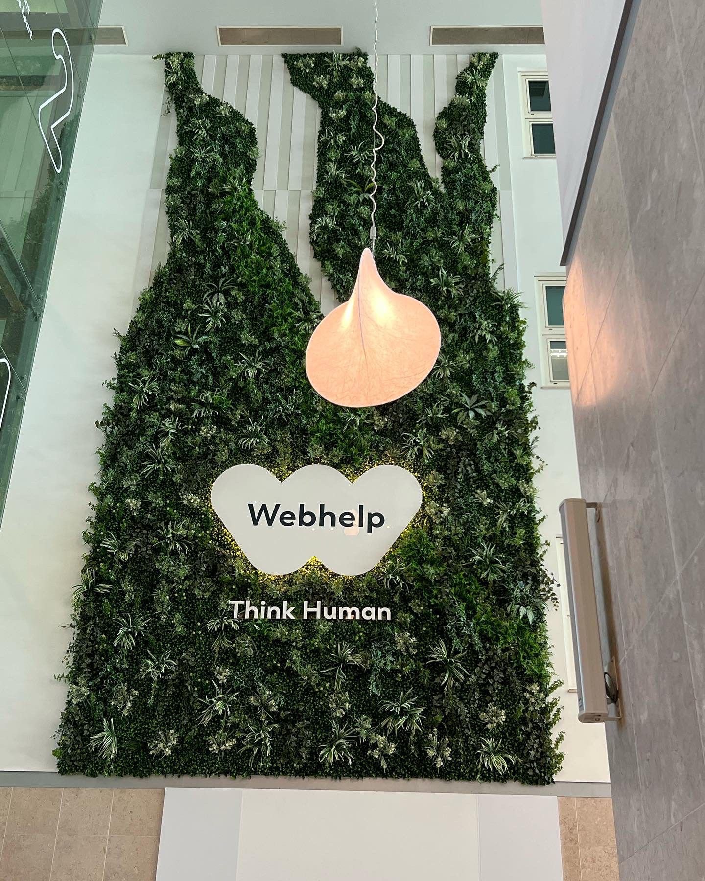 Logótipo da Webhelp em parede de jardim vertical artificial para receção - Projeto Moss n Art Portugal