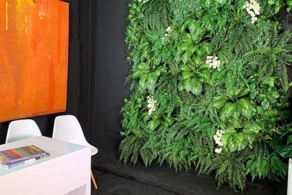 Quais os benefícios de um jardim vertical artificial?