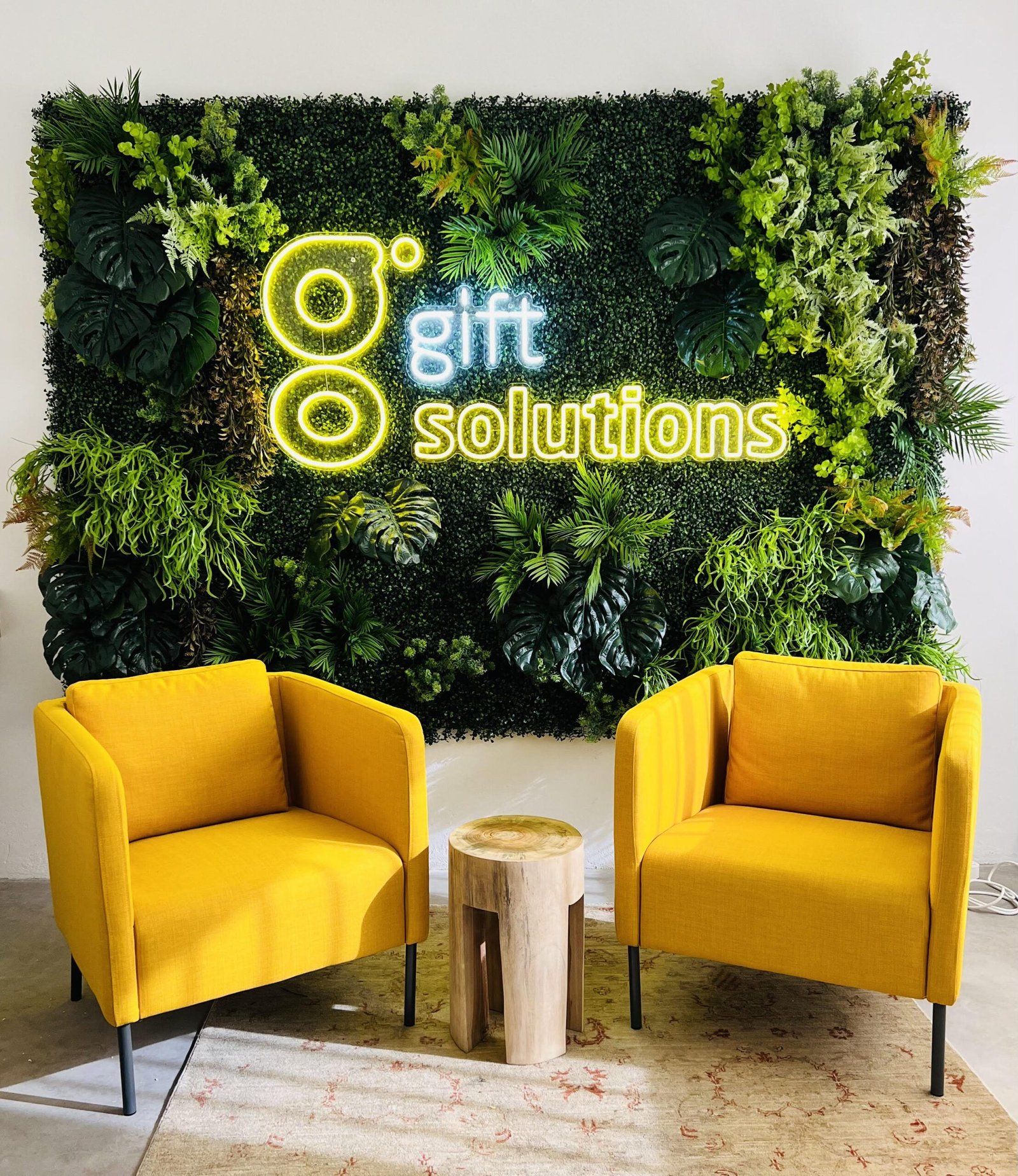 Logótipo da Gift Solutions em parede de jardim vertical artificial para receção - Projeto Moss n Art Portugal