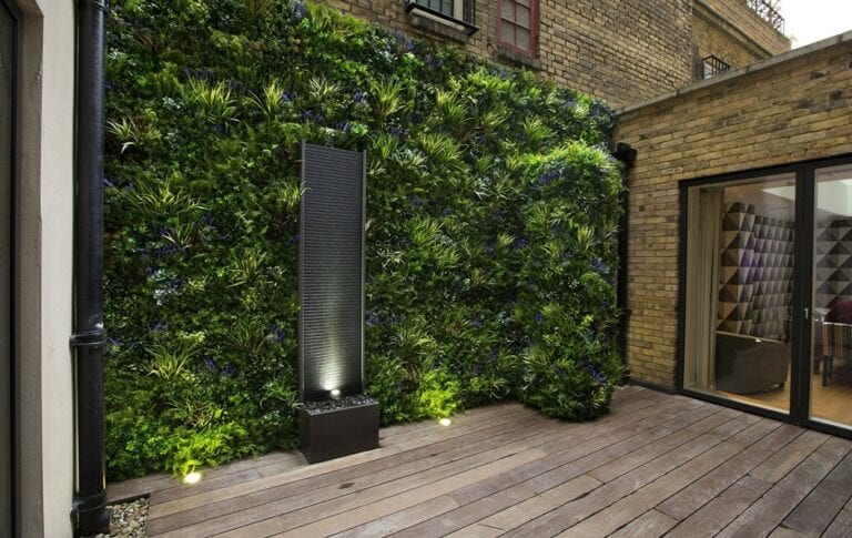 ambiente externo com jardim vertical artificial